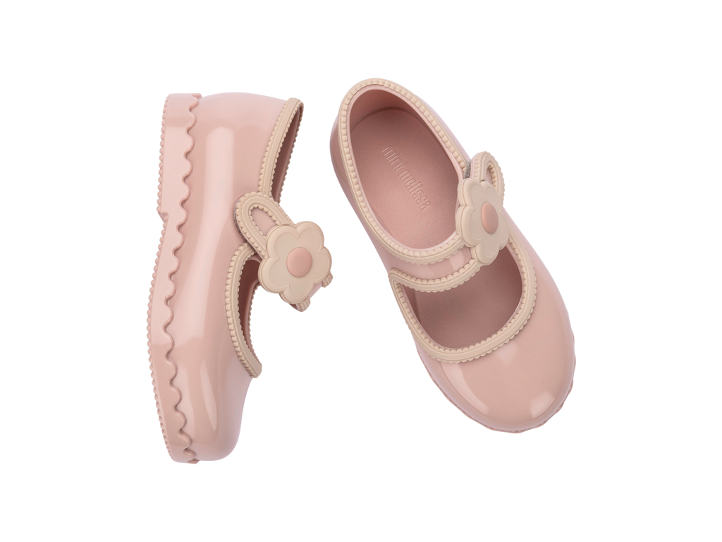 Mini Melissa Hip Ballerina BB pembe çocuk ayakkabı – üstten görünüm, çiçek detaylı kayış, parlak yüzey, şirin ve konforlu babet
