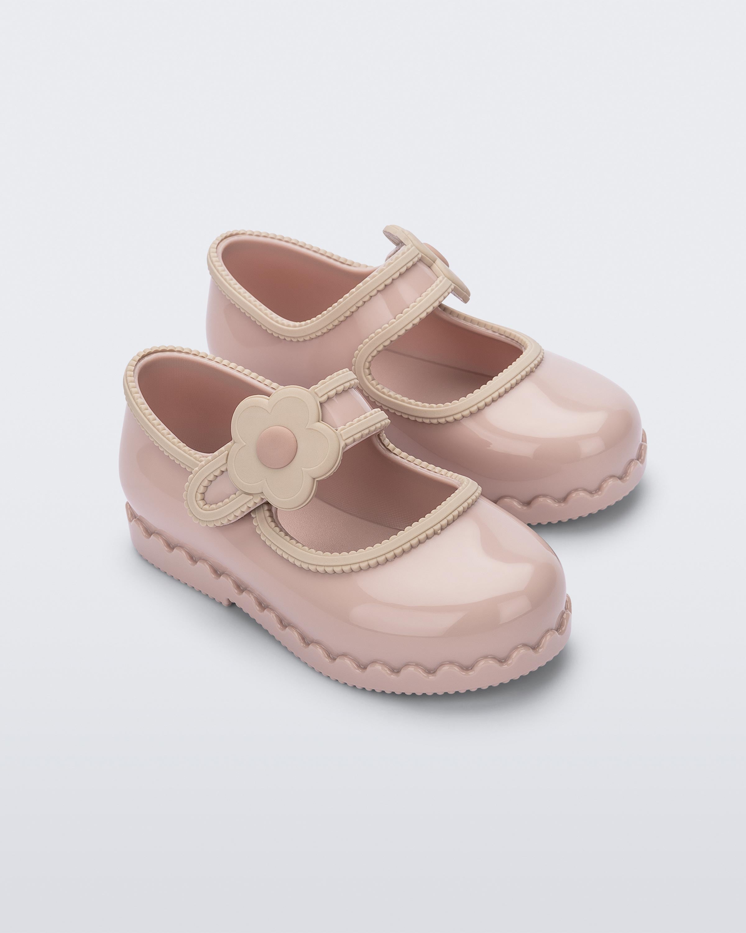 Mini Melissa Hip Ballerina BB pastel pembe renkli ve çiçek figürlü retro kız çocuk ayakkabısı çapraz görünüm