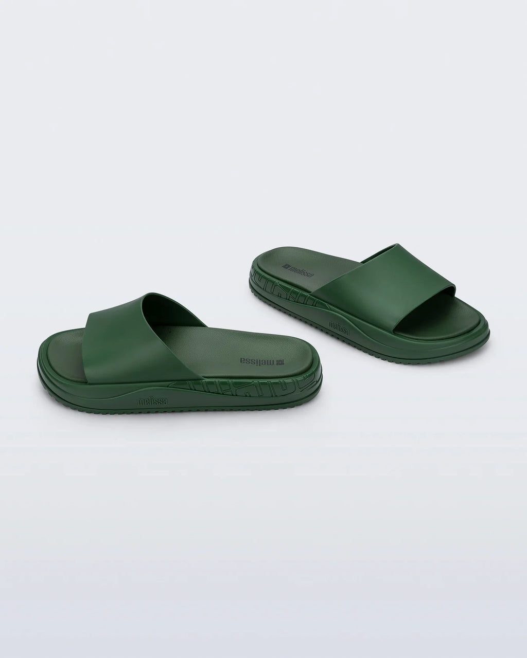 Geniş tek bantlı ve kalın tabanlı orijinal Melflex Melissa Beach Slide Bold yeşil terlik çapraz görünüm