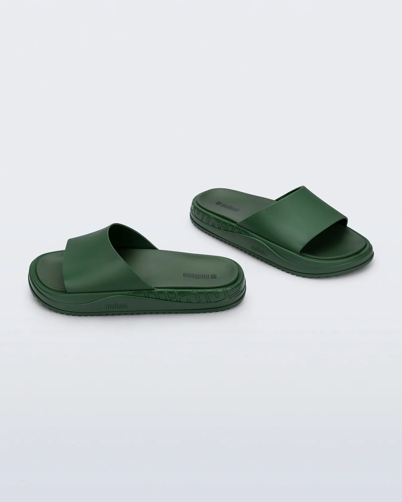 Geniş tek bantlı ve kalın tabanlı orijinal Melflex Melissa Beach Slide Bold yeşil terlik çapraz görünüm
