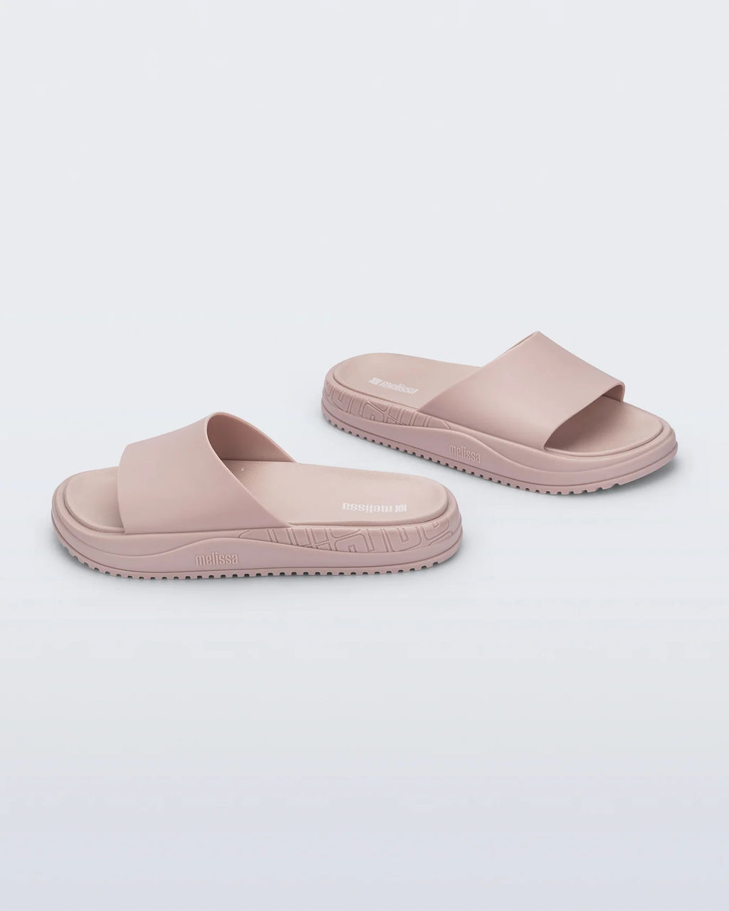 Geniş tek bantlı ve kalın tabanlı orijinal Melflex Melissa Beach Slide Bold pembe terlik çapraz görünüm