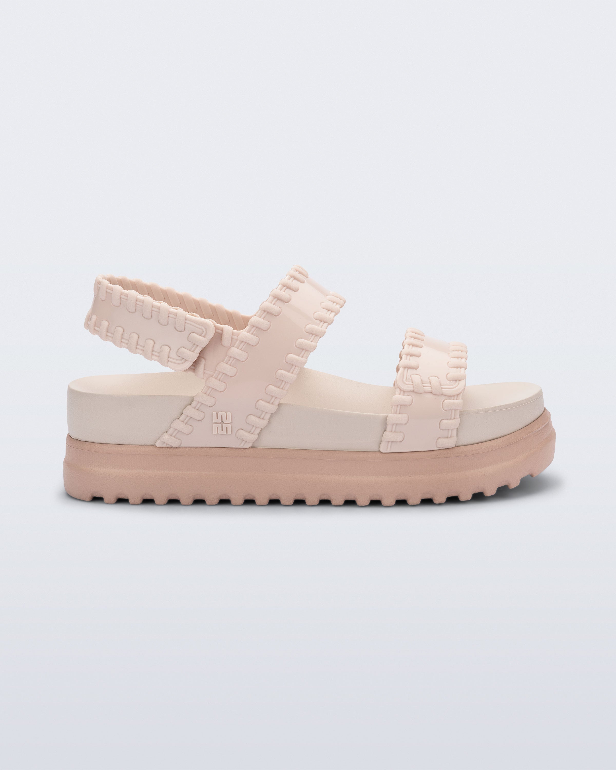 Kalın tabanlı ve dikiş detaylı Melissa Dune Platform bej kadın sandalet yan profil ve cırt cırt kapanış