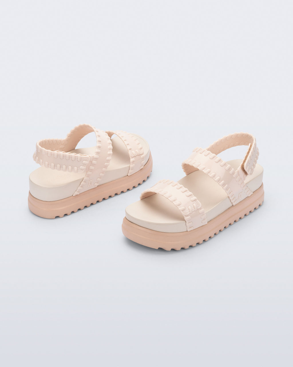 Orijinal Melflex malzemeden üretilmiş çift bantlı Melissa Dune Platform bej sandalet çapraz görünüm