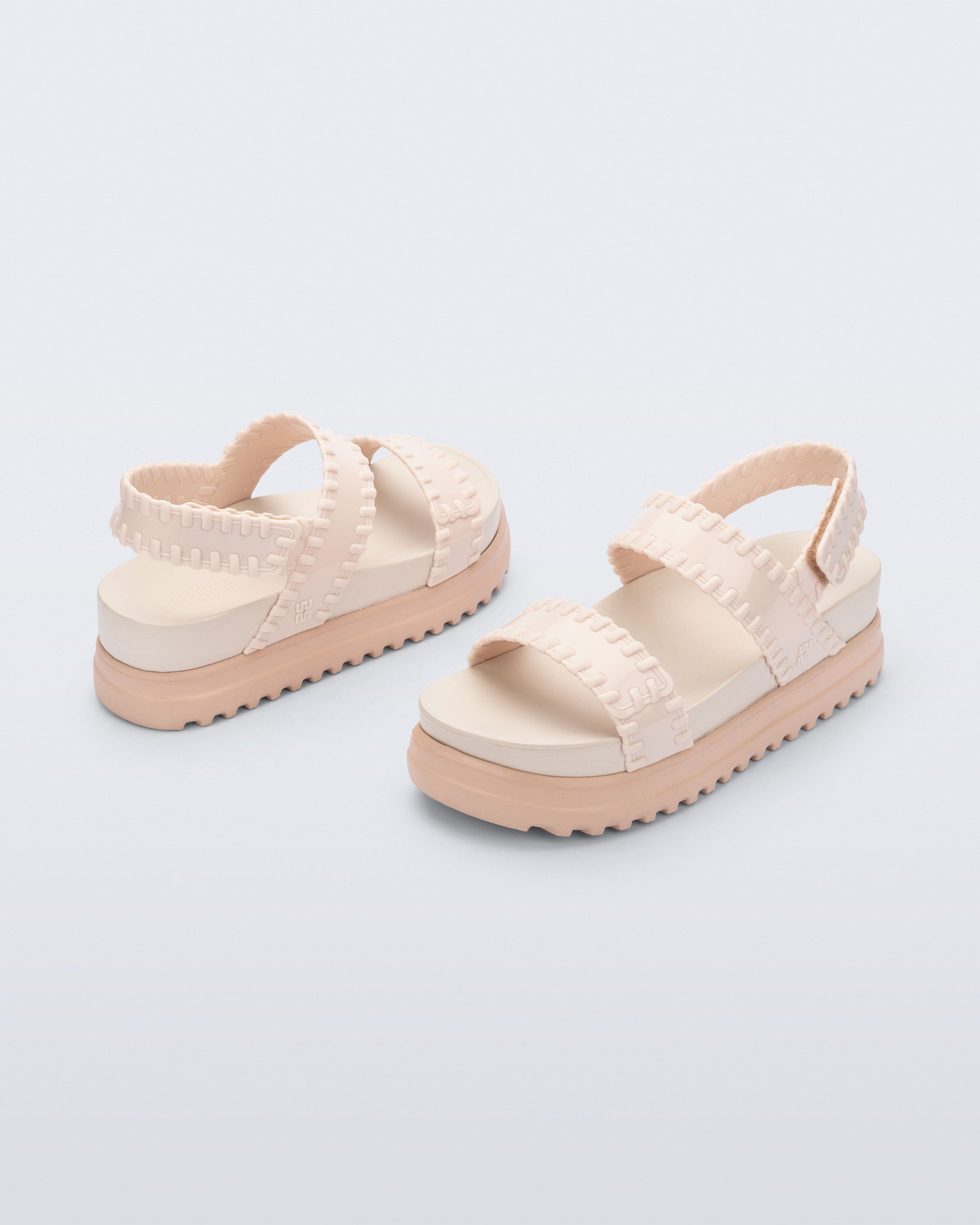 Orijinal Melflex malzemeden üretilmiş çift bantlı Melissa Dune Platform bej sandalet çapraz görünüm