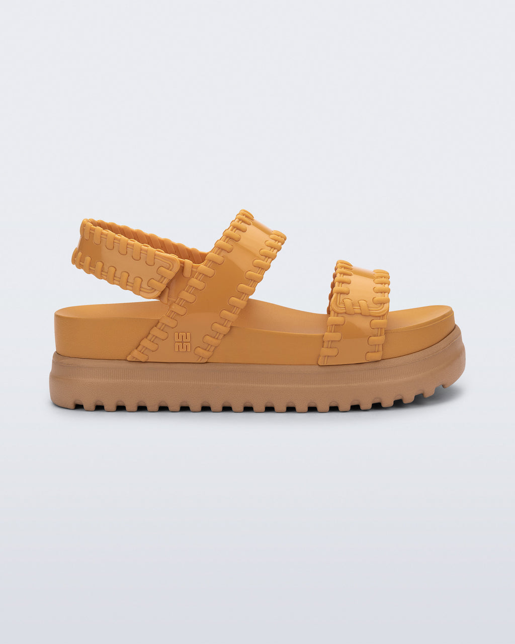 Kalın tabanlı ve dikiş detaylı Melissa Dune Platform karamel kadın sandalet yan profil ve cırt cırt kapanış