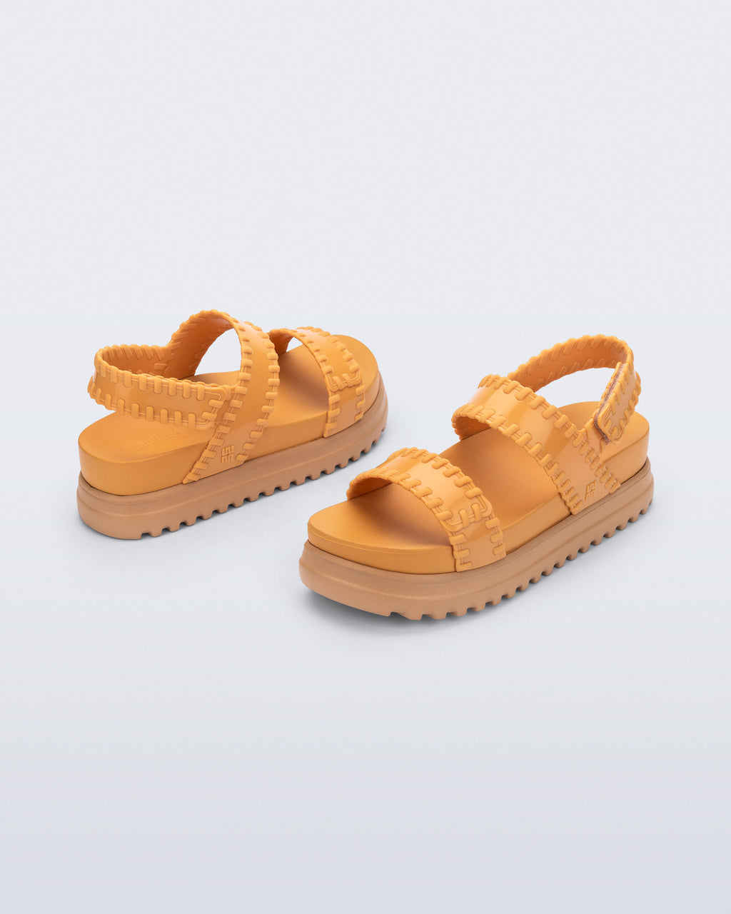 Orijinal Melflex malzemeden üretilmiş çift bantlı Melissa Dune Platform karamel sandalet çapraz görünüm