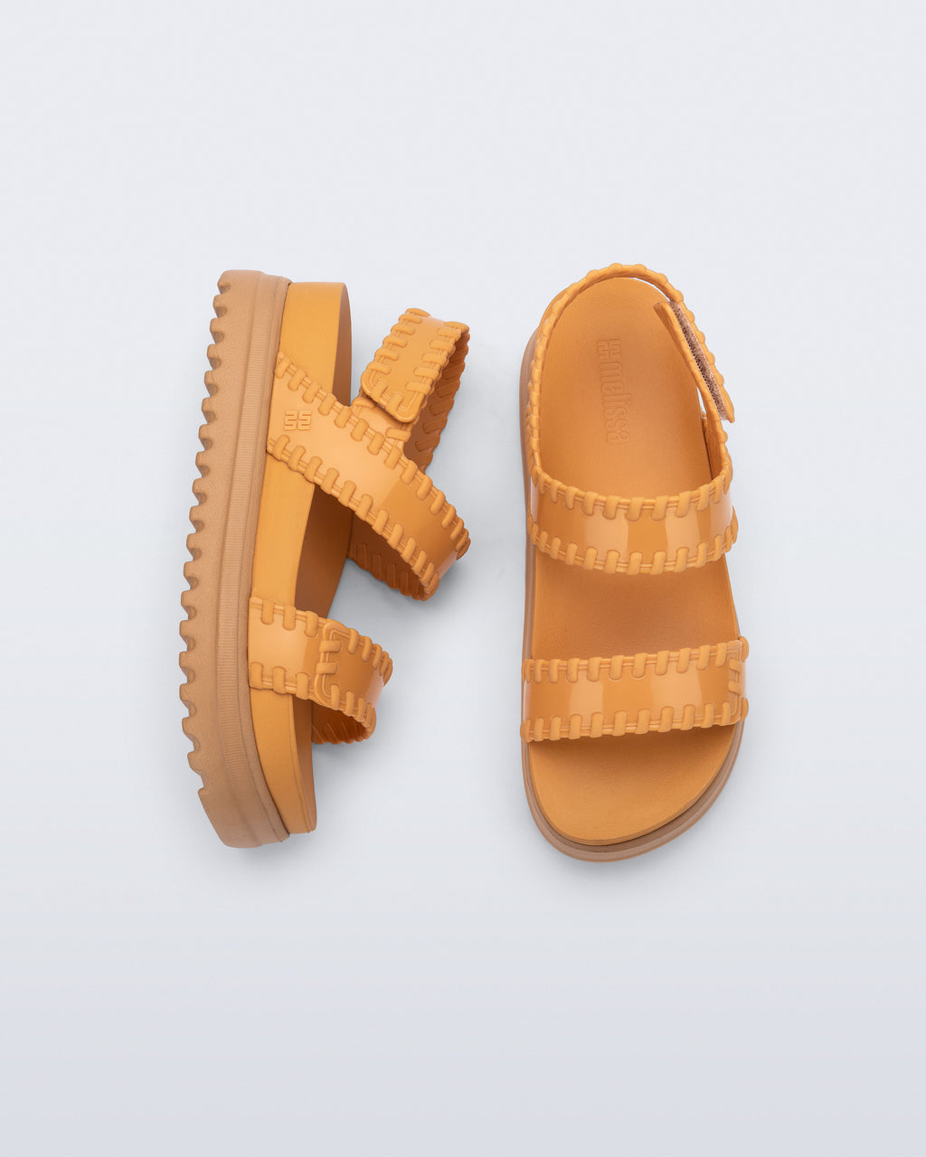 Anatomik yumuşak iç tabanlı ve kalın tırtıklı tabanlı Melissa Dune Platform karamel kadın sandalet üstten görünüm