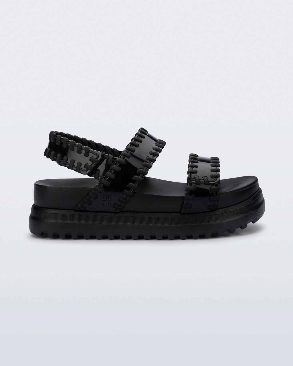 Kalın tabanlı ve dikiş detaylı Melissa Dune Platform siyah kadın sandalet yan profil ve cırt cırt kapanış