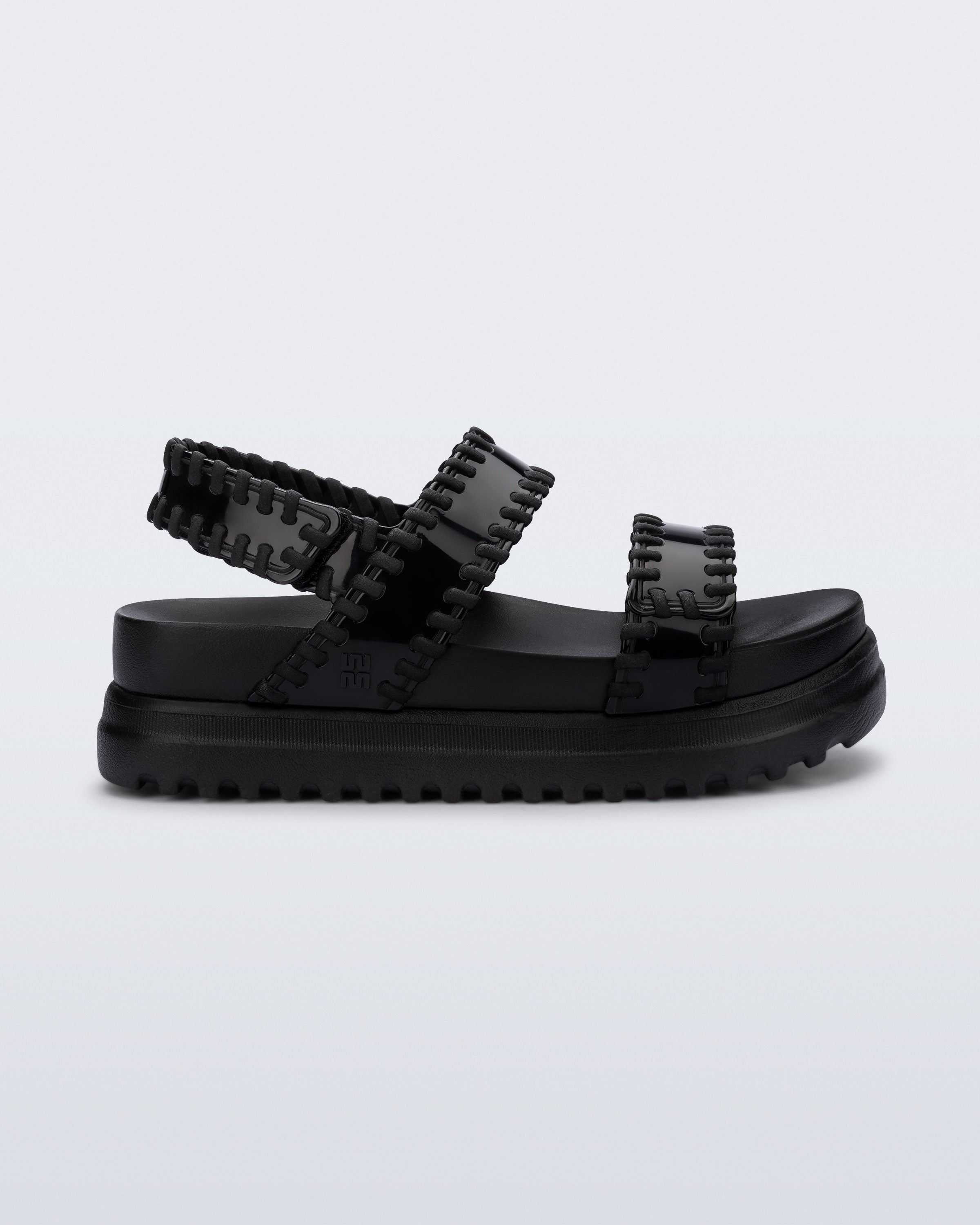 Kalın tabanlı ve dikiş detaylı Melissa Dune Platform siyah kadın sandalet yan profil ve cırt cırt kapanış