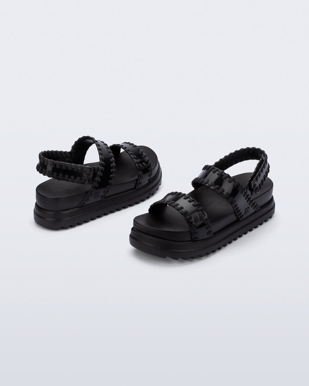 Orijinal Melflex malzemeden üretilmiş çift bantlı parlak siyah detaylı Melissa Dune Platform sandalet çapraz görünüm