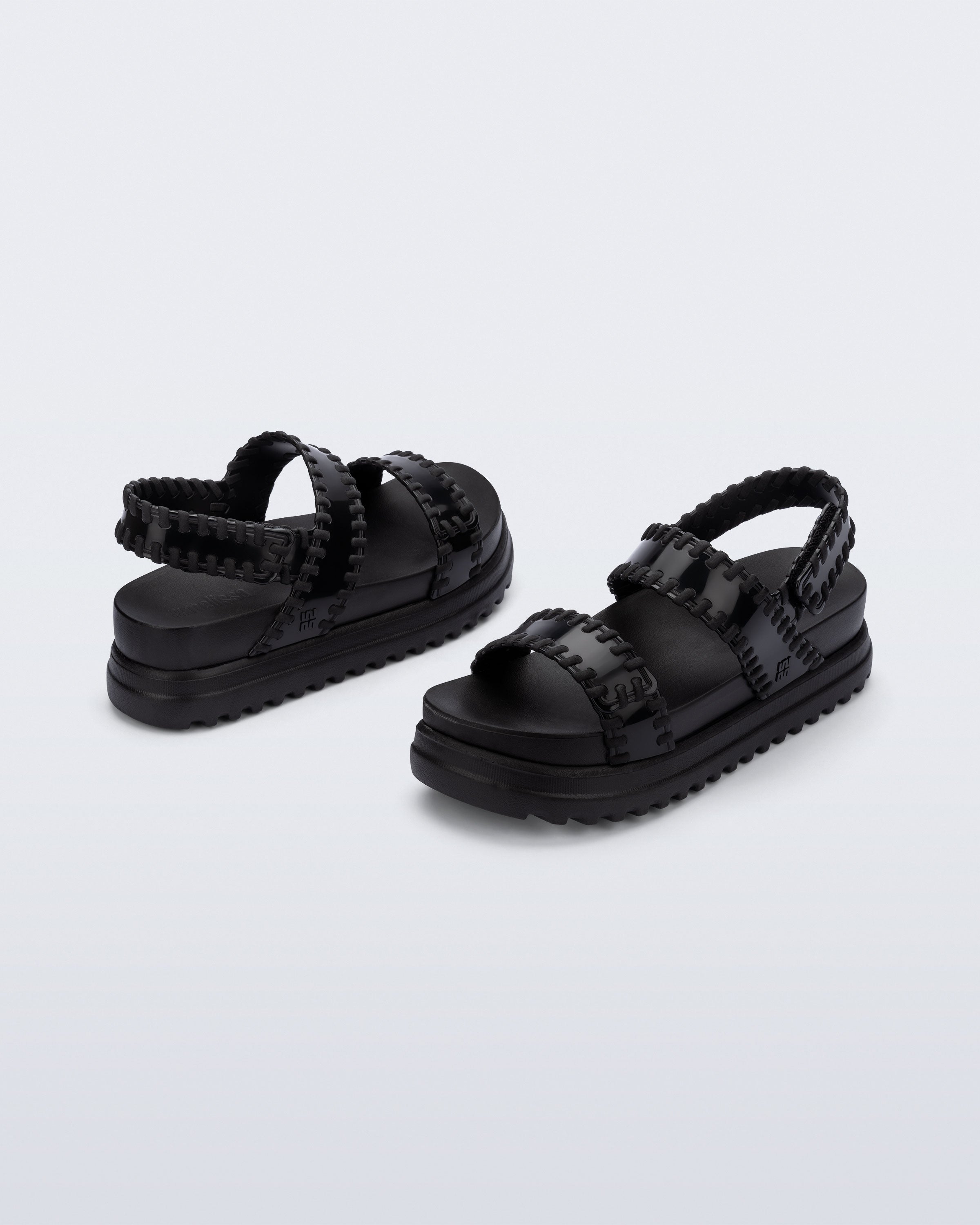Orijinal Melflex malzemeden üretilmiş çift bantlı parlak siyah detaylı Melissa Dune Platform sandalet çapraz görünüm