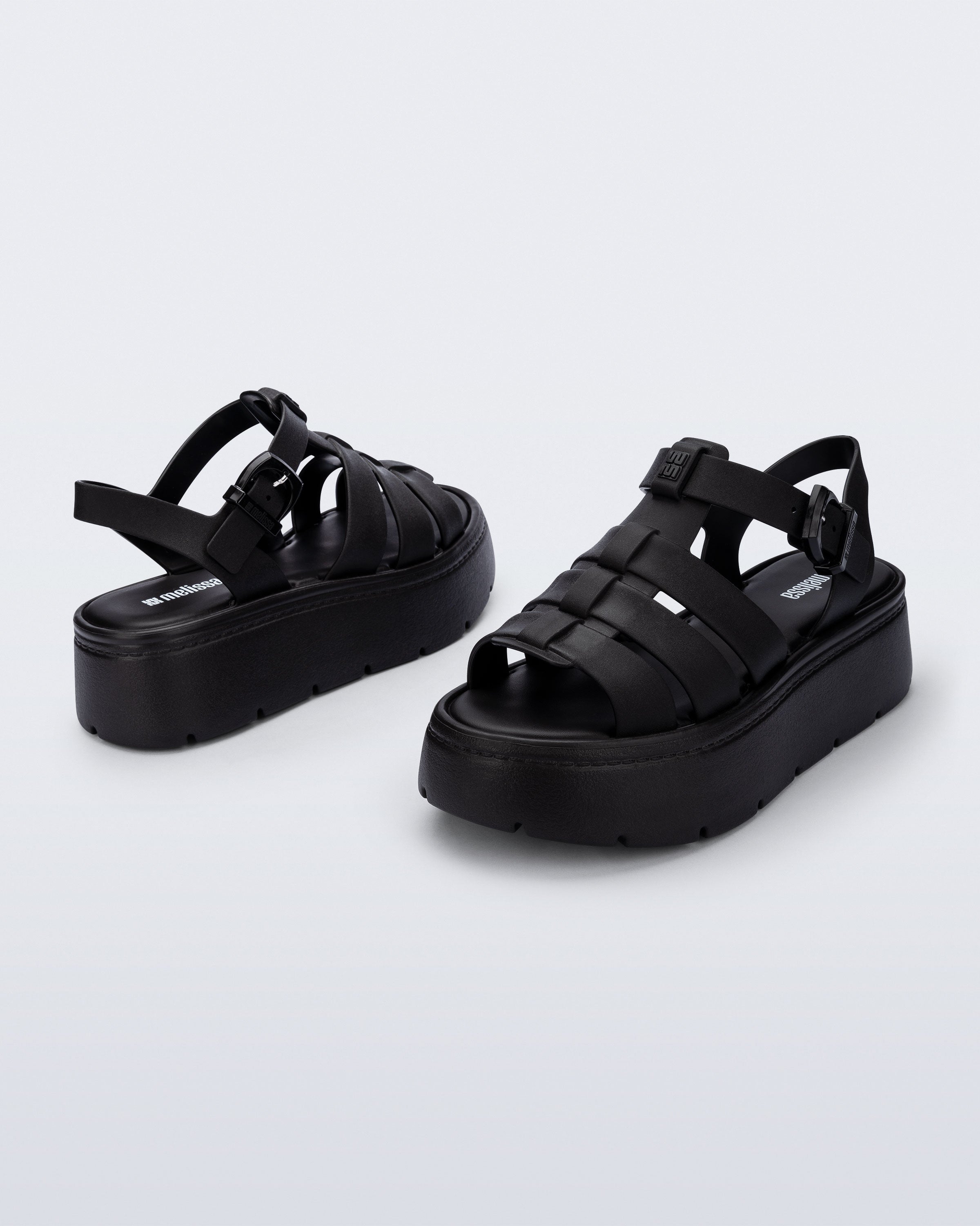 Melissa Up Platform siyah kadın platform sandalet, iki çift olarak çapraz açıdan ürün görseli.