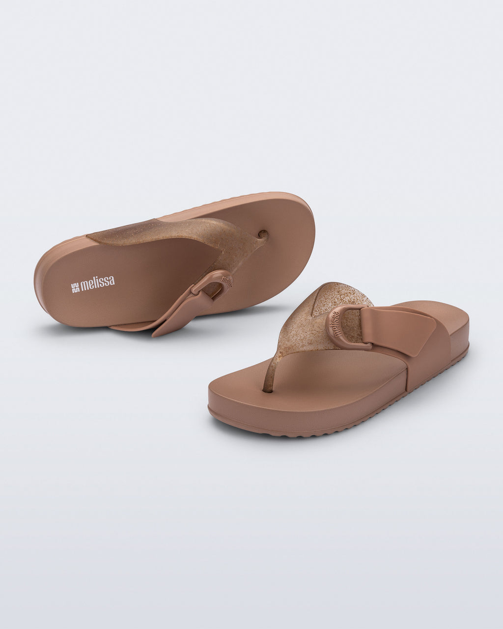 Farklı Melflex dokularını harmanlayan Melissa Cozy Thong kahverengi parmak arası terlik çapraz görünüm