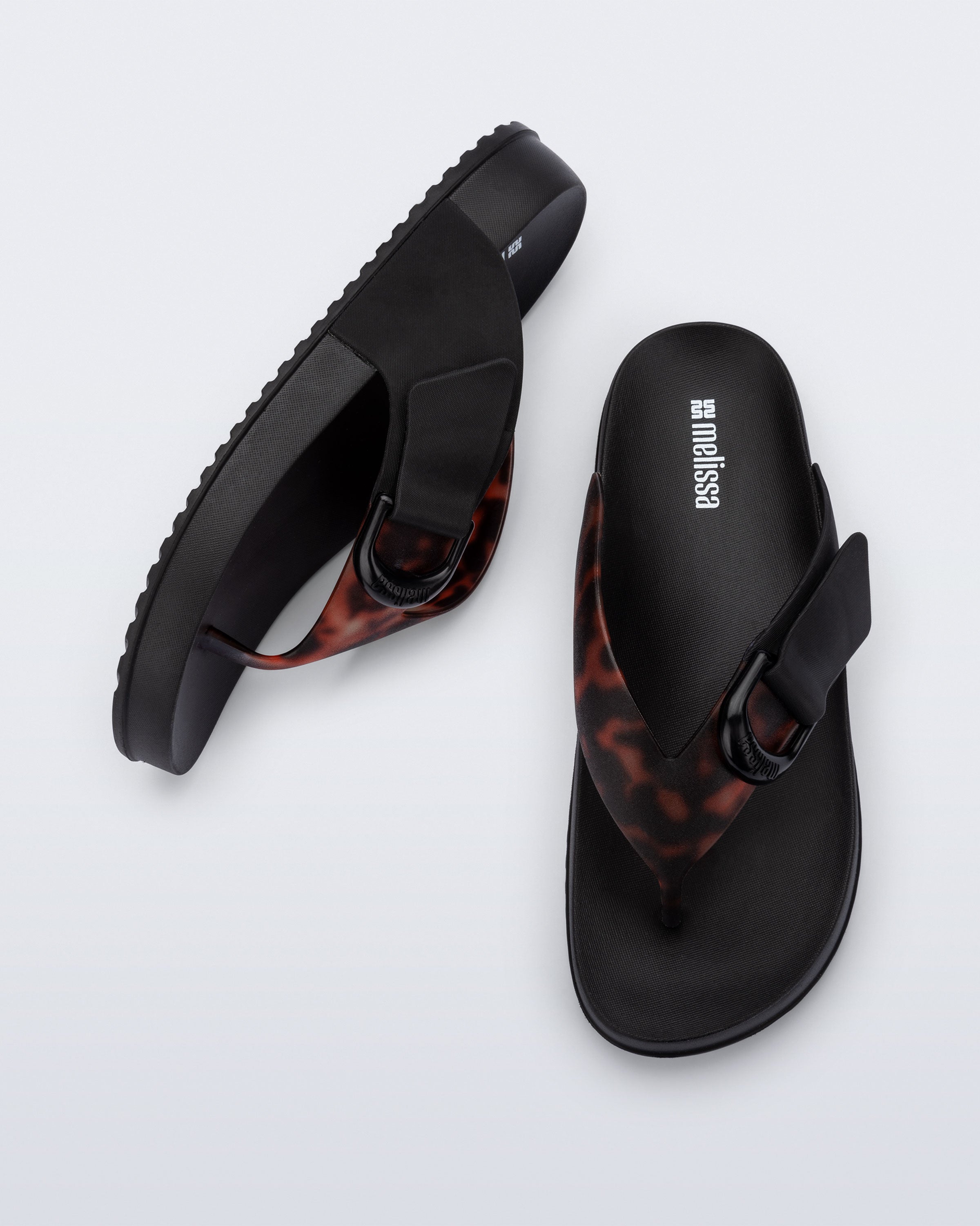 “Melissa Cozy Thong siyah tortoise kadın terlik üstten görünüm – modern hafif PVC tasarım”