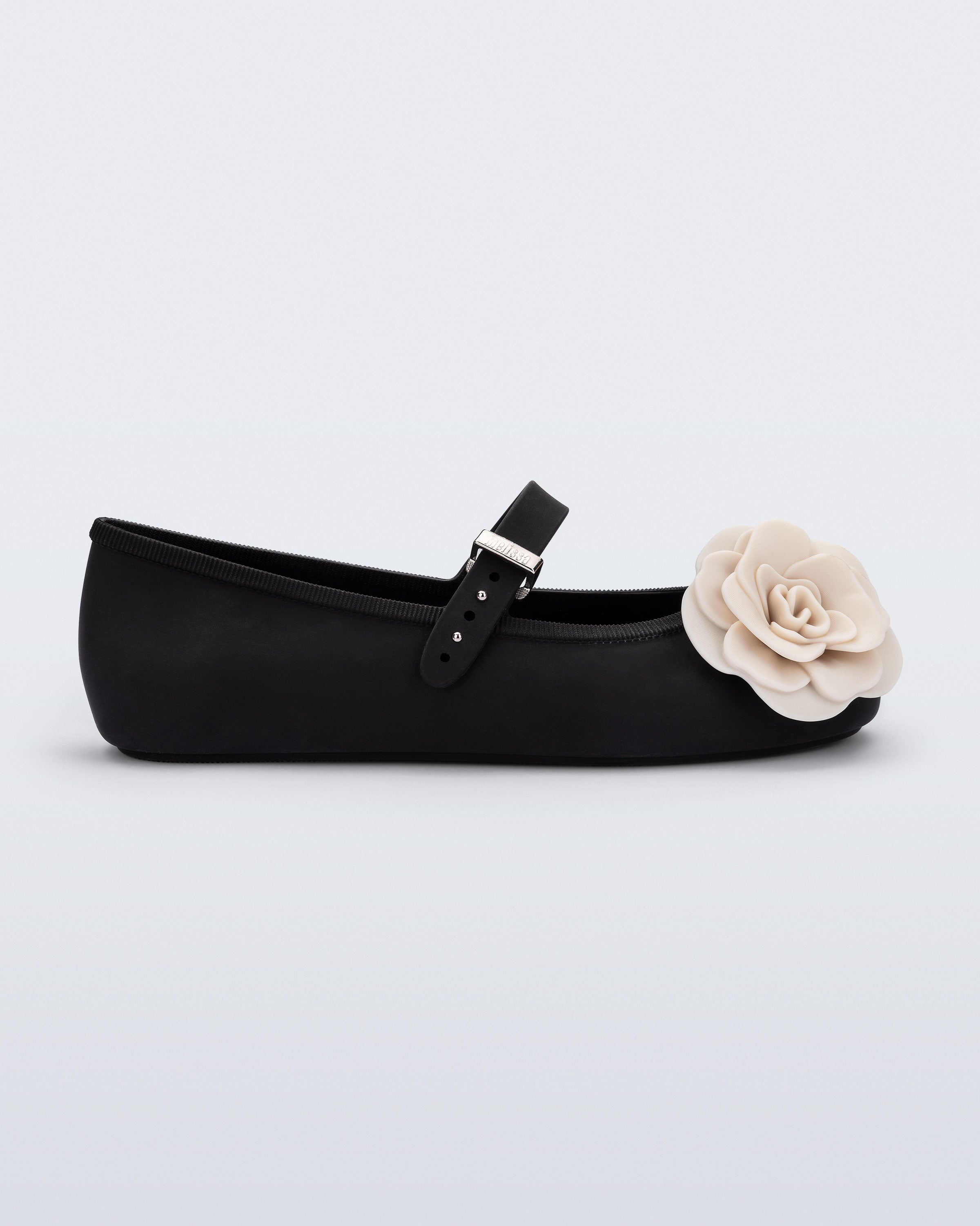 “Melissa Soft Ballerina Petals siyah kadın babet – çiçek detaylı yandan görünüm”