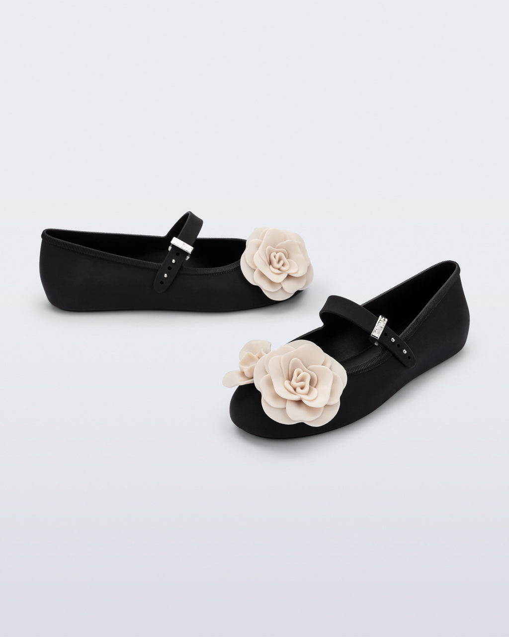 Melissa Soft Ballerina Petals siyah babet – üstten açı çiçek aplikeli detay