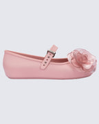 Mini Melissa Soft Ballerina Petals yan görünüm, esnek Melflex PVC ve ayarlanabilir bilek kayışı