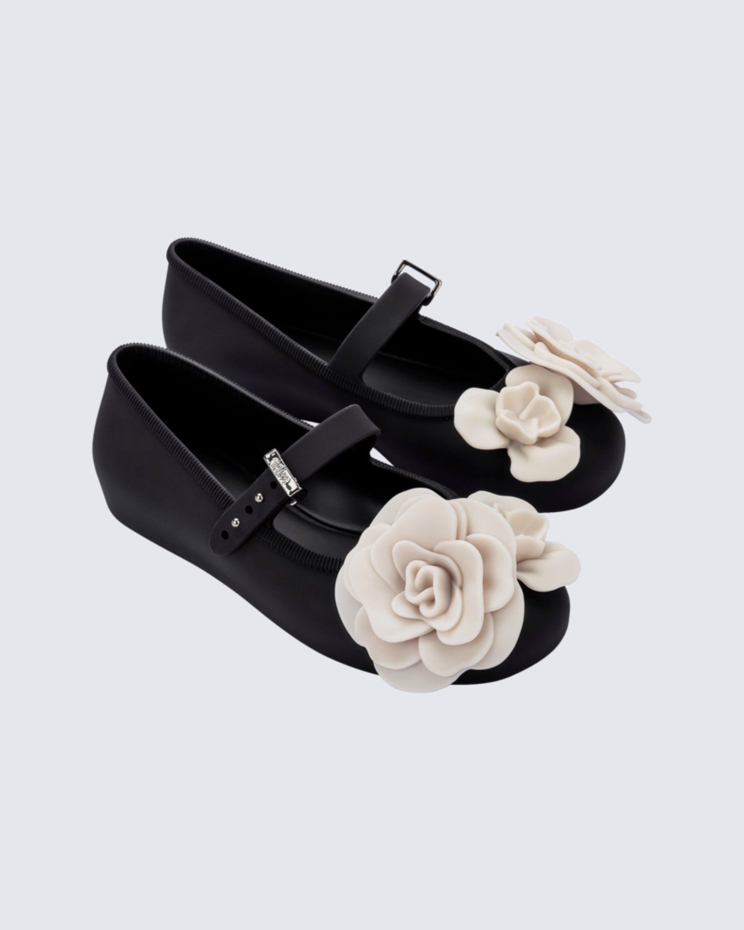 Mini Melissa Soft Ballerina Petals siyah renkli krem 3D çiçek aplikeli bilekten bantlı kız çocuk ayakkabısı profilden görünüm
