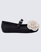 Mini Melissa Soft Ballerina Petals siyah ayakkabı ve krem gül aplikesi yan görünüm
