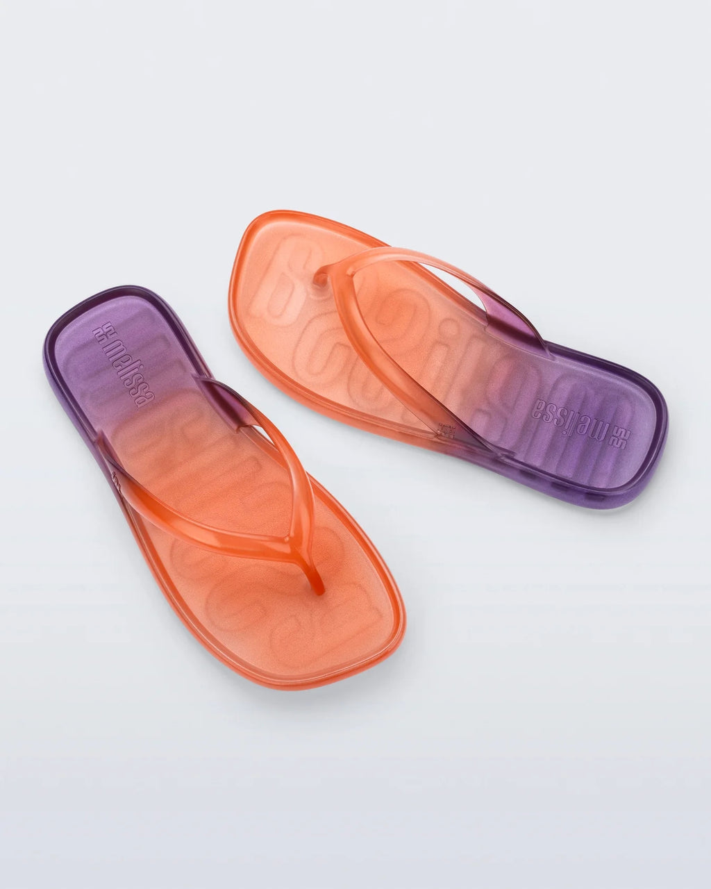 Cesur renk geçişli ve kabartma logolu tabanıyla Melissa Beachwear turuncu mor kadın terlik üstten görünüm
