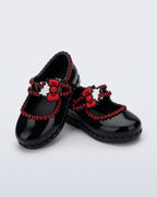 Siyah Mini Melissa Hip Ballerina Hello Kitty çifti üstten açıyla; dalgalı kalp kenar süsü net görünüyor.