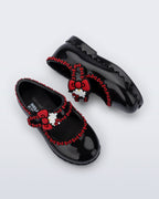 Mini Melissa Hip Ballerina babetin Hello Kitty rozet detayı yakın planda görünüyor.