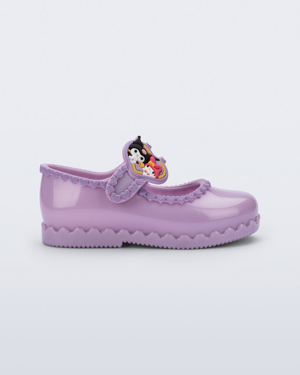 Mini Melissa Hip Ballerina lila babet, Kuromi ve My Melody figürlü kalp rozetiyle yan açıdan görünüyor.
