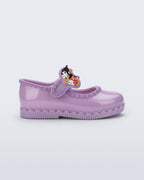 Mini Melissa Hip Ballerina lila babet, Kuromi ve My Melody figürlü kalp rozetiyle yan açıdan görünüyor.