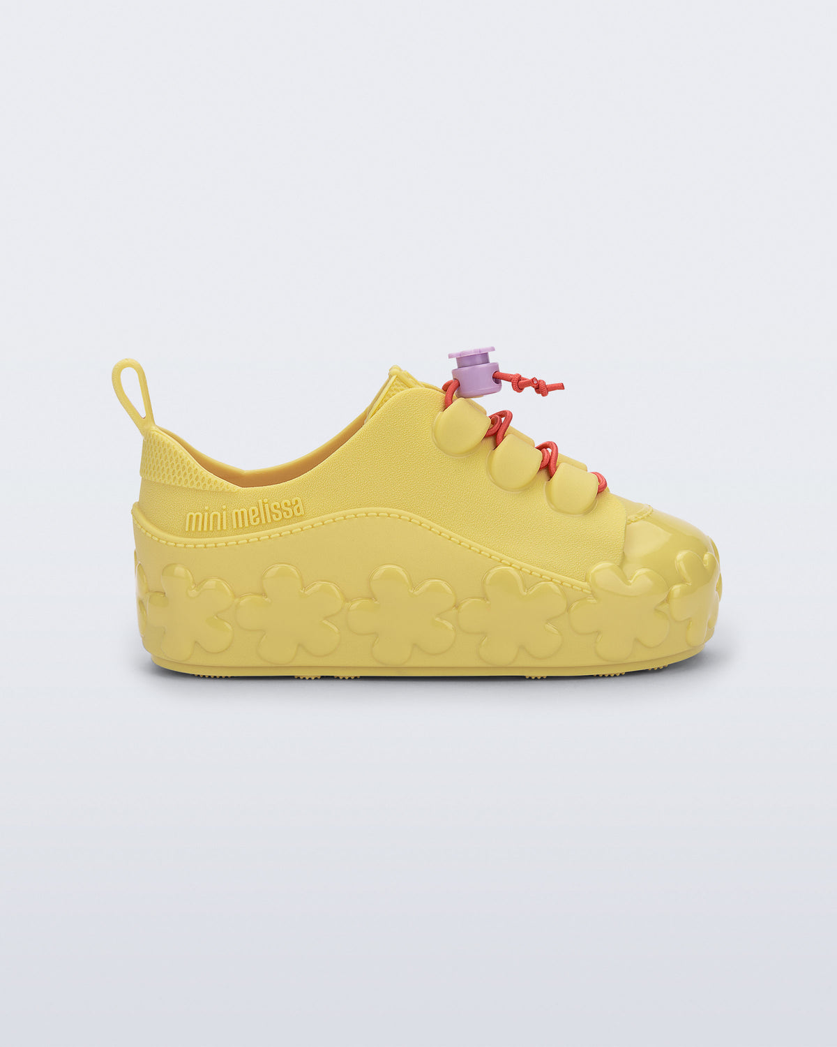 Mini Melissa Bloomy Sneaker sarı kız bebek ayakkabısı, çiçek bağcıklı tasarımıyla yan açıdan görünüyor.