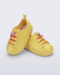 Sarı Mini Melissa Bloomy Sneaker çifti üstten açıyla; çiçek desenli taban net şekilde görünüyor.