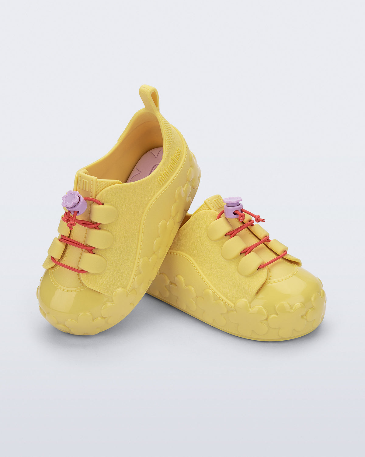 Sarı Mini Melissa Bloomy Sneaker çifti üstten açıyla; çiçek desenli taban net şekilde görünüyor.