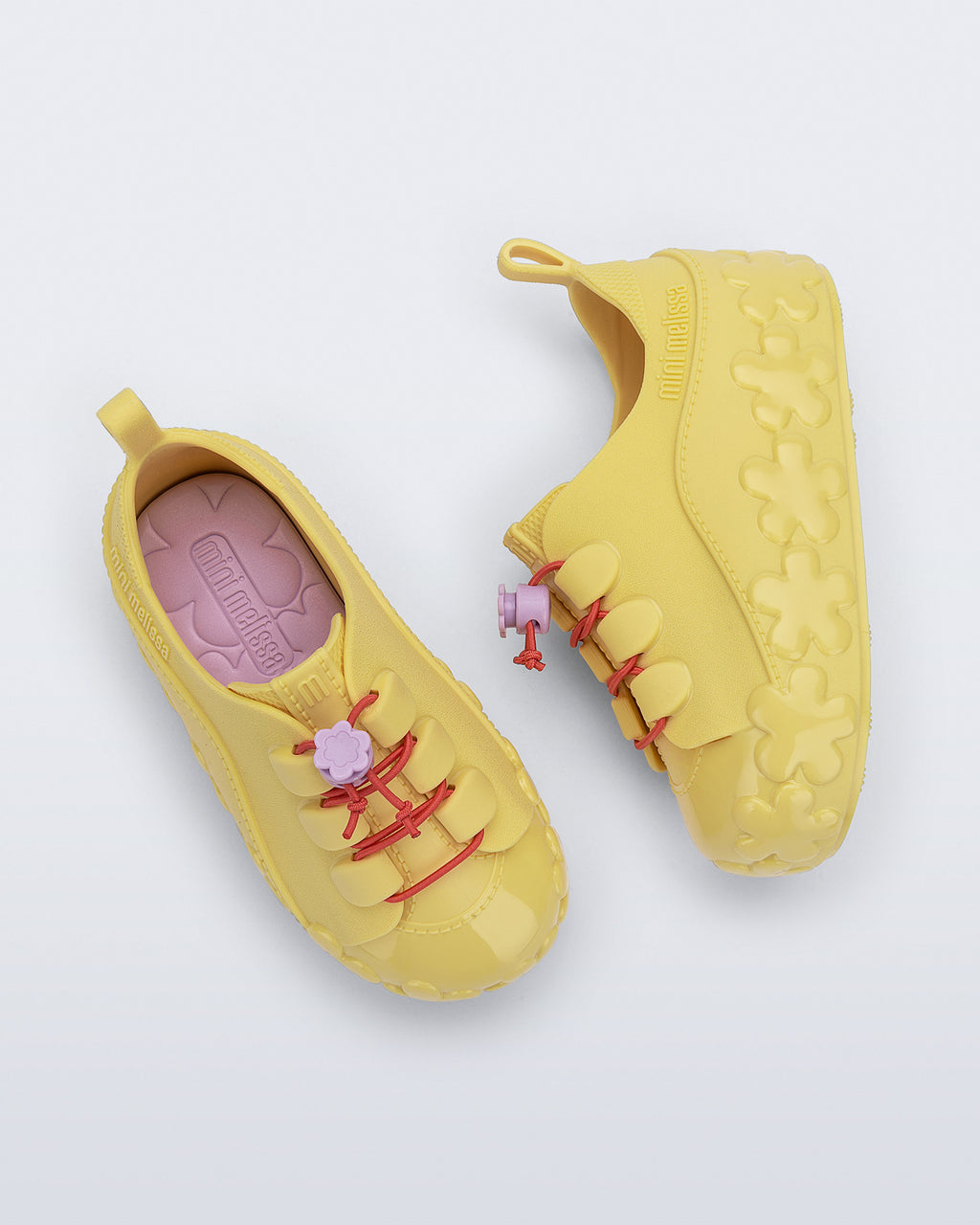 Mini Melissa Bloomy Sneaker'ın elastik bağcık ve çiçek toggle detayı yakın planda görünüyor.