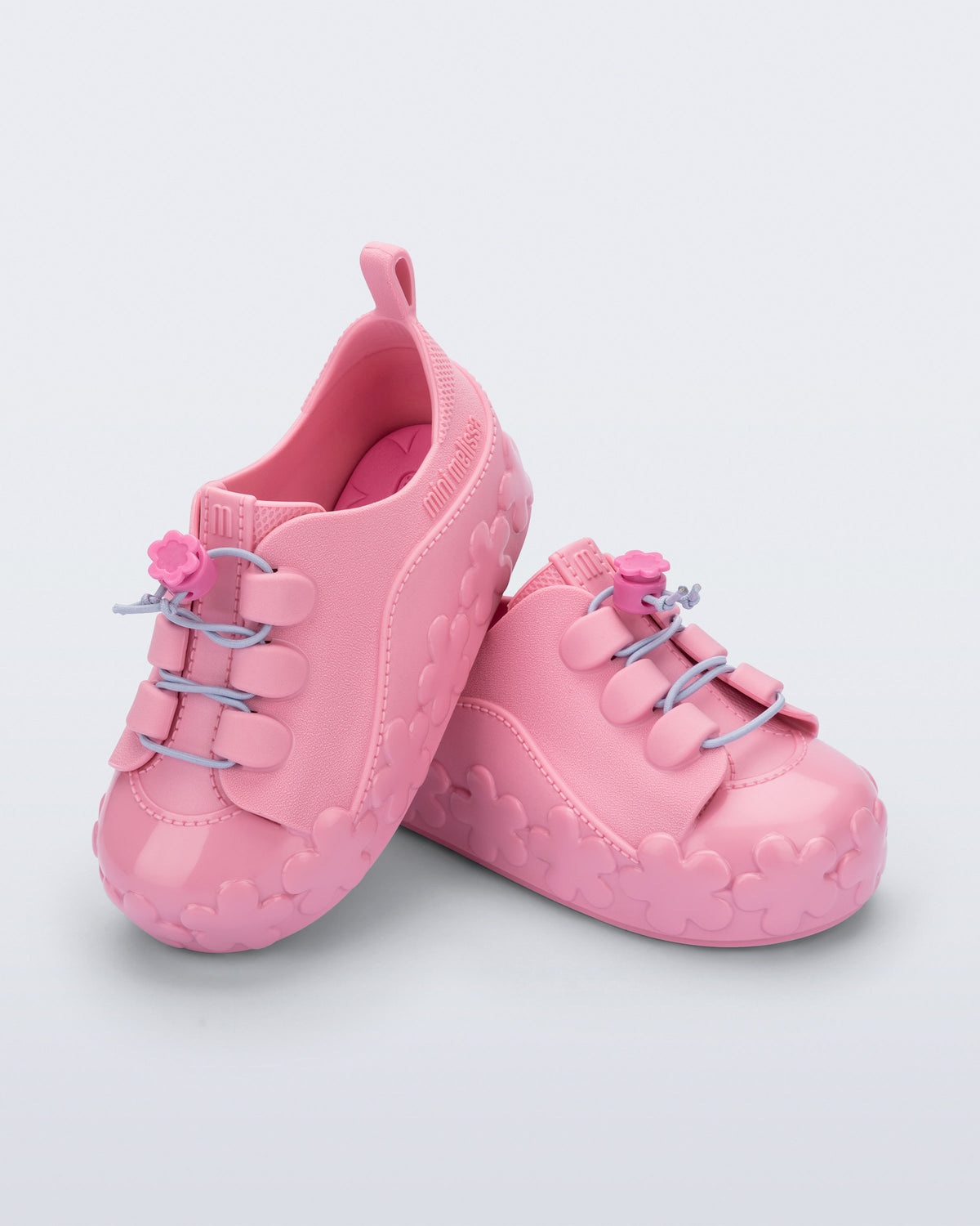 Pembe Mini Melissa Bloomy Sneaker çifti üstten açıyla; çiçek desenli taban net şekilde görünüyor.