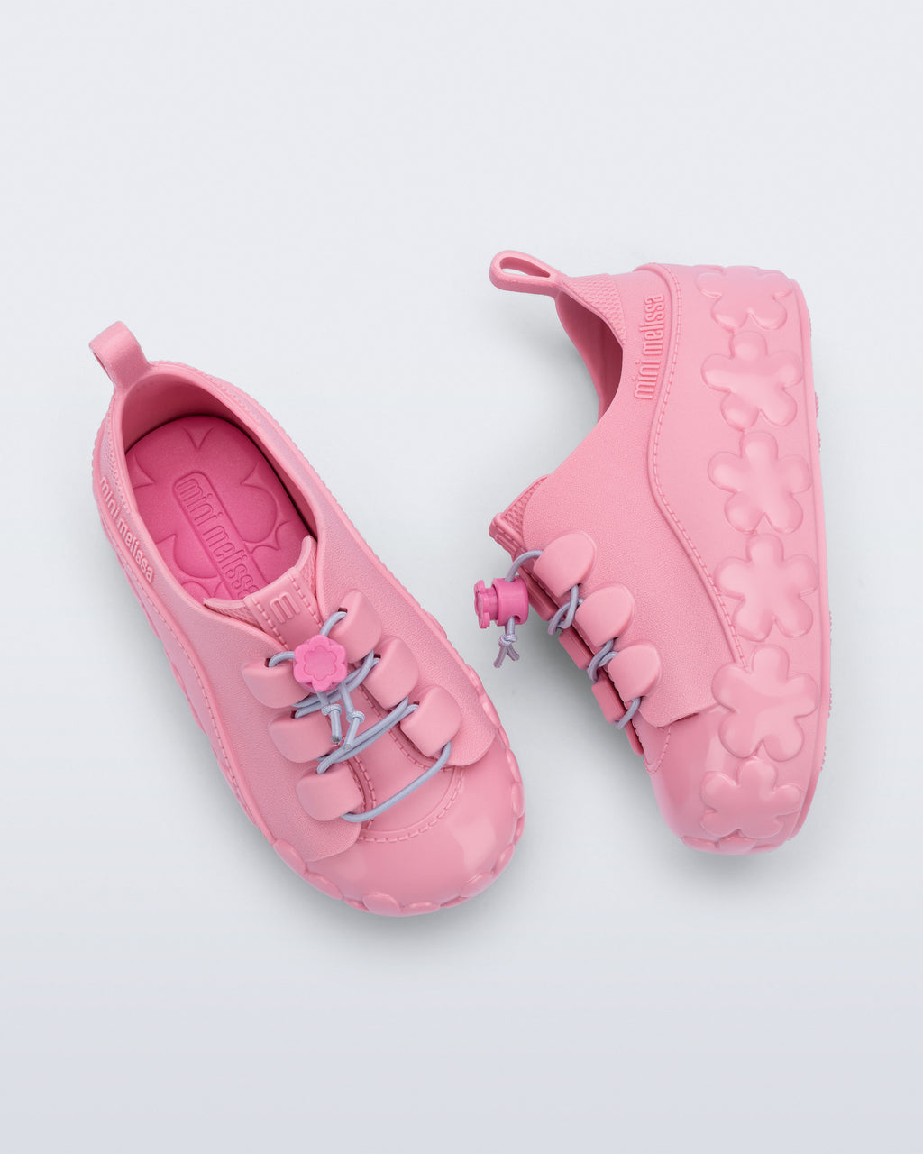 Mini Melissa Bloomy Sneaker'ın elastik bağcık ve sarı çiçek toggle detayı yakın planda görünüyor.