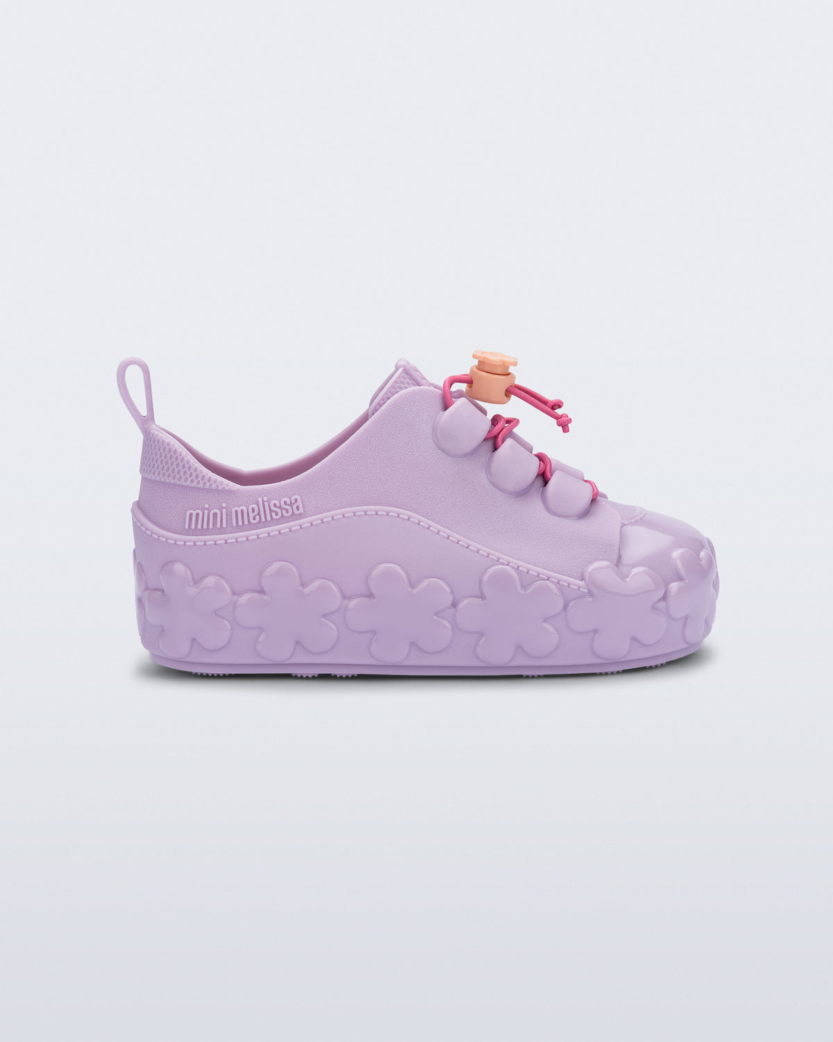 Mini Melissa Bloomy Sneaker lila kız bebek ayakkabısı, çiçek bağcıklı tasarımıyla yan açıdan görünüyor.
