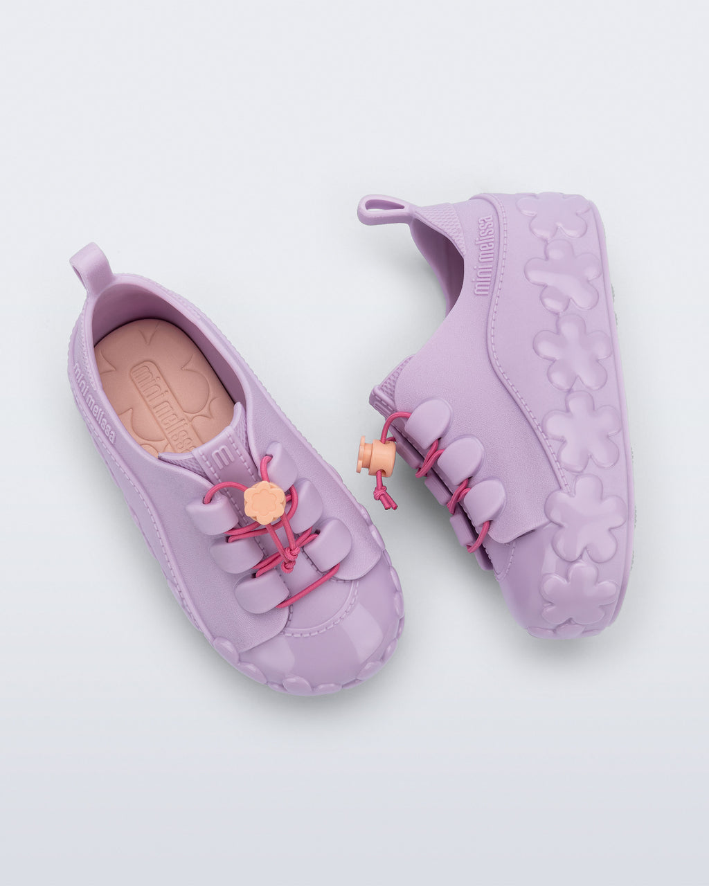 Mini Melissa Bloomy Sneaker'ın elastik bağcık ve sarı çiçek toggle detayı yakın planda görünüyor.