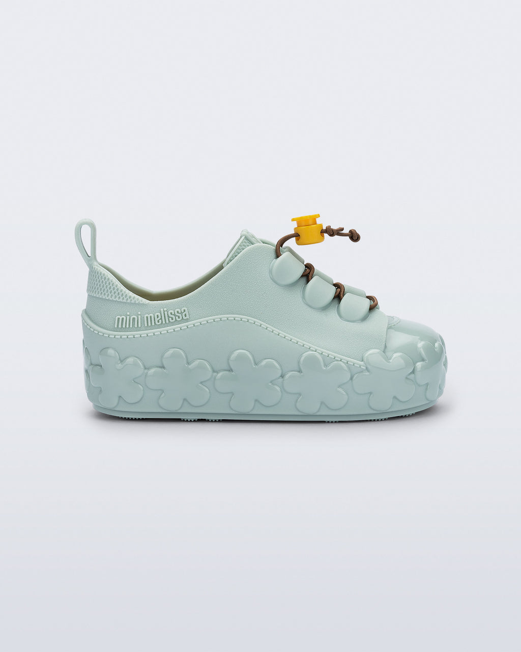 Mini Melissa Bloomy Sneaker mint yeşili kız bebek ayakkabısı, çiçek bağcıklı tasarımıyla yan açıdan görünüyor.