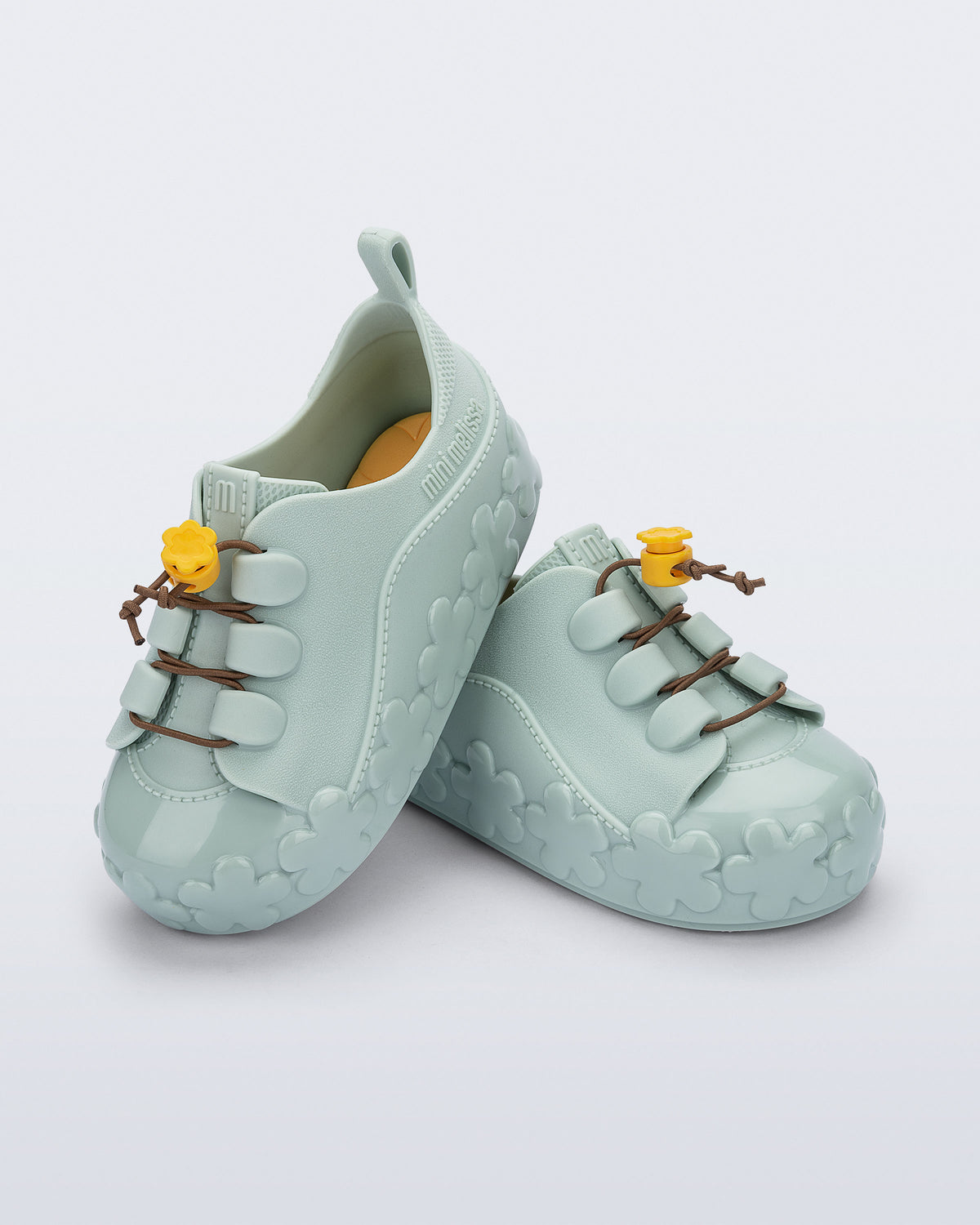 Mint yeşili Mini Melissa Bloomy Sneaker çifti üstten açıyla; çiçek desenli taban net şekilde görünüyor.