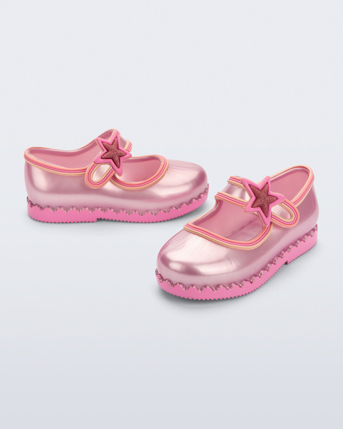 Metalik pembe Mini Melissa Hip Ballerina Star çifti üstten açıyla; dalgalı kenar süsü net görünüyor.