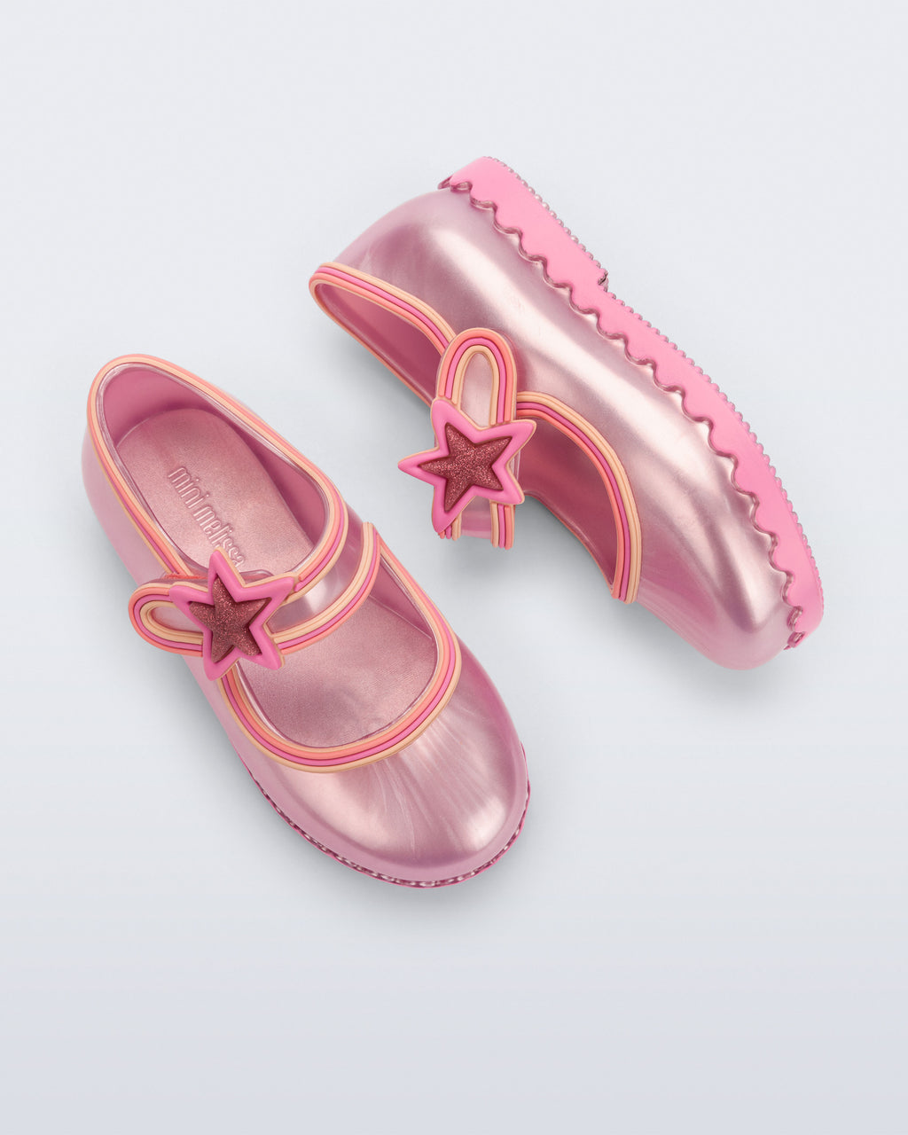 Mini Melissa Hip Ballerina Star babetin yıldız rozet ve kayış detayı yakın planda görünüyor.