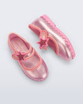 Mini Melissa Hip Ballerina Star babetin yıldız rozet ve kayış detayı yakın planda görünüyor.
