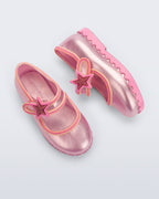 Mini Melissa Hip Ballerina Star babetin yıldız rozet ve kayış detayı yakın planda görünüyor.