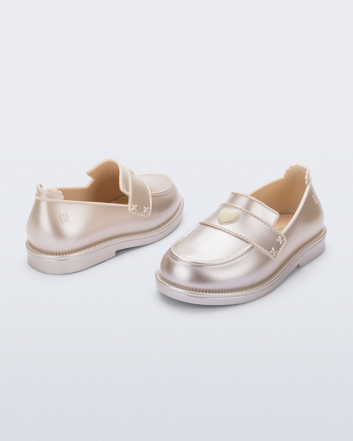 Şampanya Mini Melissa Royal Love çifti üstten açıyla; kalp desenli iç astar net şekilde görünüyor.
