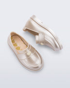 Mini Melissa Royal Love babetin kalp rozet ve dikişli strap detayı yakın planda görünüyor.