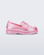 Mini Melissa Royal Love pembe babet, kalp rozetli loafer tasarımıyla yan açıdan görünüyor.