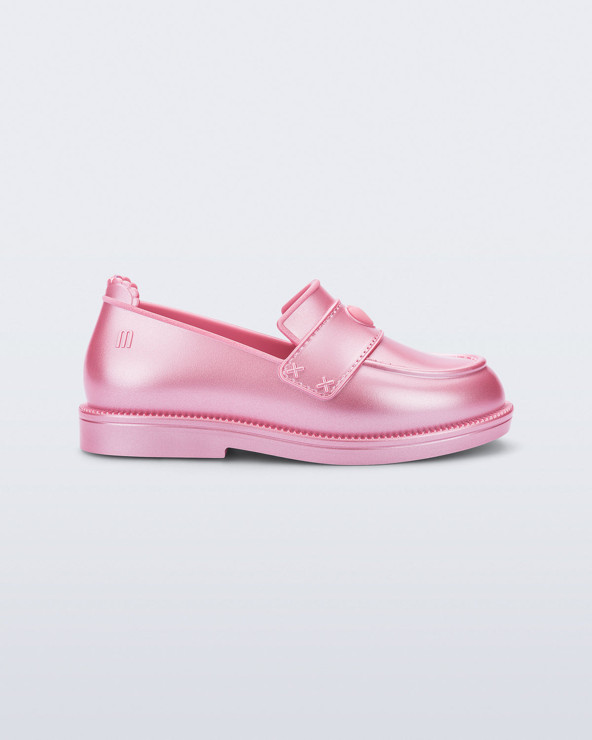 Mini Melissa Royal Love pembe babet, kalp rozetli loafer tasarımıyla yan açıdan görünüyor.
