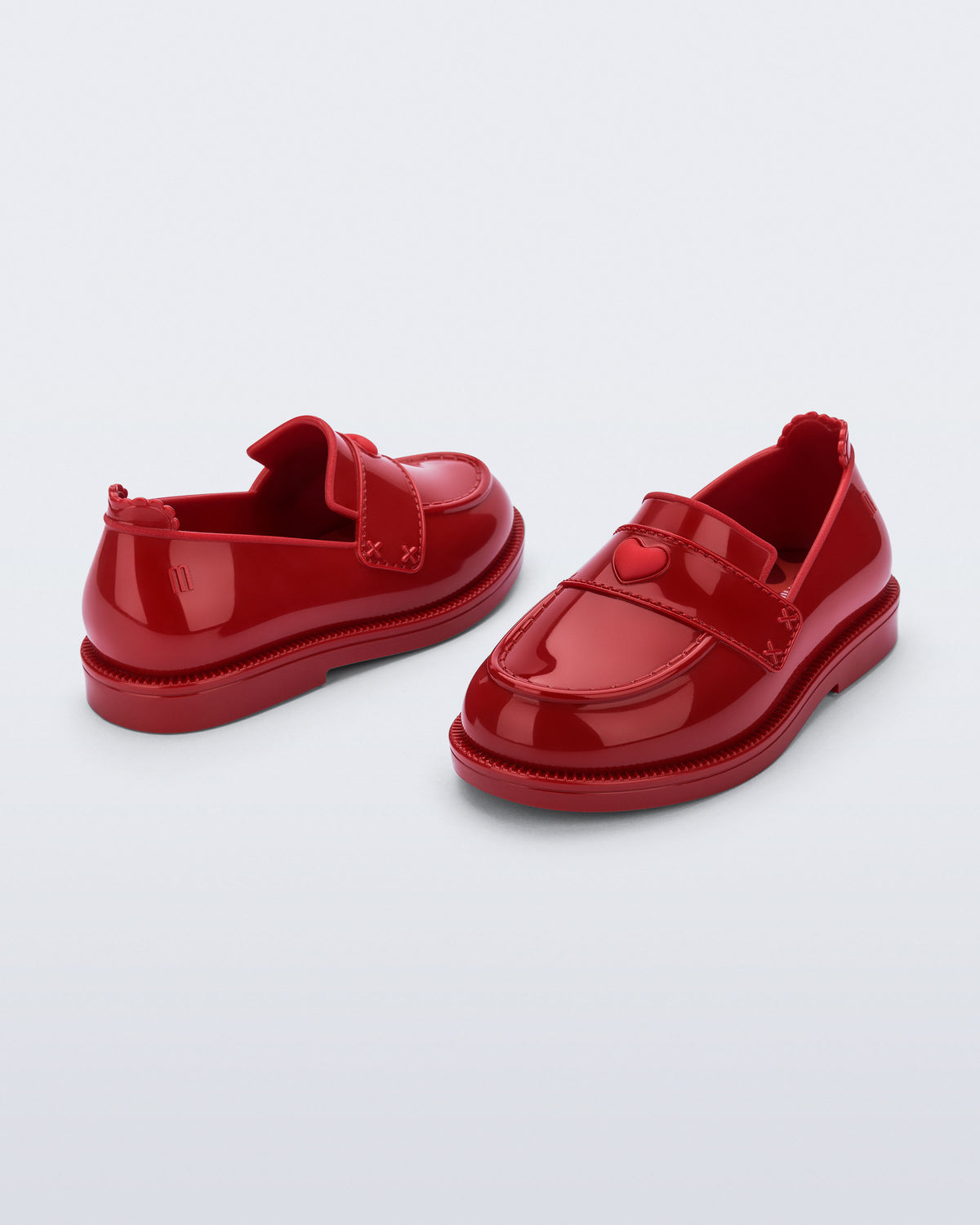 Kırmızı Mini Melissa Royal Love çifti üstten açıyla; kalp desenli iç astar net şekilde görünüyor.