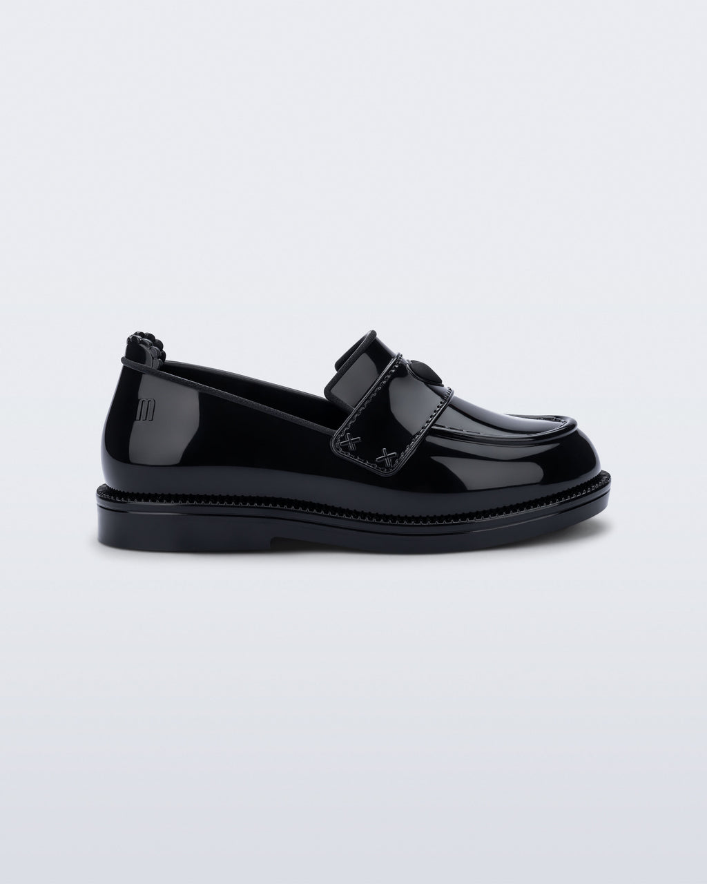 Mini Melissa Royal Love siyah babet, kalp rozetli loafer tasarımıyla yan açıdan görünüyor.