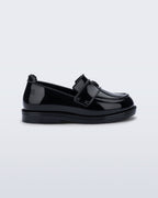 Mini Melissa Royal Love siyah babet, kalp rozetli loafer tasarımıyla yan açıdan görünüyor.