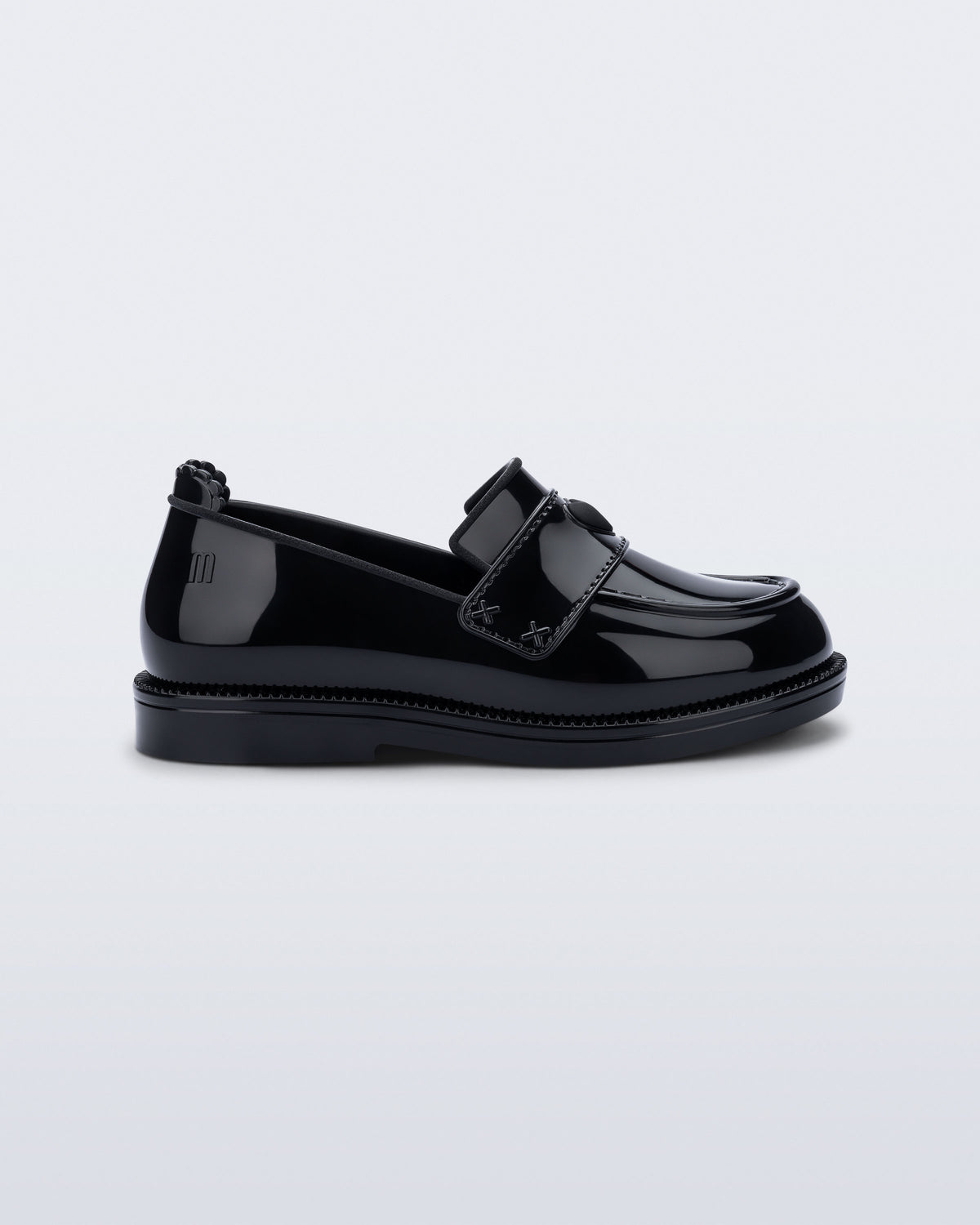 Mini Melissa Royal Love siyah babet, kalp rozetli loafer tasarımıyla yan açıdan görünüyor.